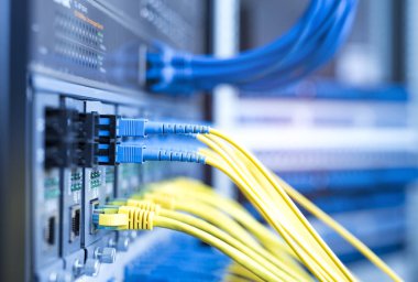 Veri merkezinde optik fiber bilgi teknolojisi ekipmanları