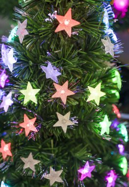 Noel fiber optik dectoration, tatil kavramı ile süslenen ağacı.