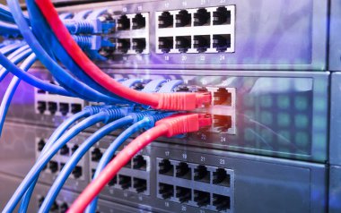 Ağ kabloları ve hub closeup fiber optik arka plan