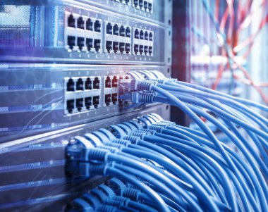 Ağ kabloları ve hub closeup fiber optik arka plan