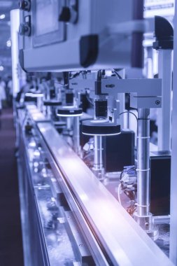 Endüstri 4.0 ve teknoloji konsepti için imalat endüstrisindeki akıllı robotlar. Zenginlik fabrikasındaki robotik görüş sensör kamera sistemi