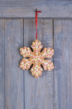 Ahşap arka plan asılı Noel için Gingerbread kar taneleri çerezleri.