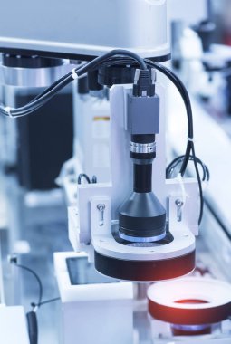 Endüstri 4.0 ve teknoloji konsepti için imalat endüstrisindeki akıllı robotlar. Zenginlik fabrikasındaki robotik görüş sensör kamera sistemi