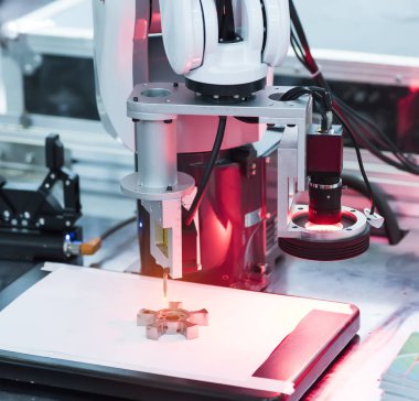 Endüstri 4.0 ve teknoloji konsepti için imalat endüstrisindeki akıllı robotlar. Zenginlik fabrikasındaki robotik görüş sensör kamera sistemi