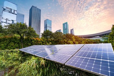 Kentsel manzaralı ekolojik enerji yenilenebilir güneş paneli santrali