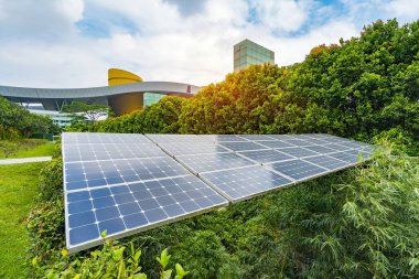 Kentsel manzaralı ekolojik enerji yenilenebilir güneş paneli santrali