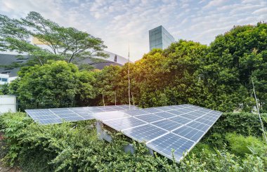 Kentsel manzaralı ekolojik enerji yenilenebilir güneş paneli santrali