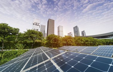 Kentsel manzaralı ekolojik enerji yenilenebilir güneş paneli santrali