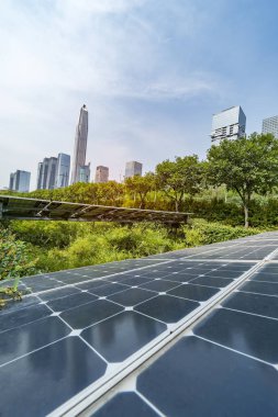 Kentsel manzaralı ekolojik enerji yenilenebilir güneş paneli santrali