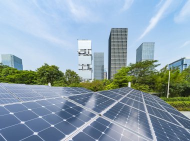 Kentsel manzaralı ekolojik enerji yenilenebilir güneş paneli santrali