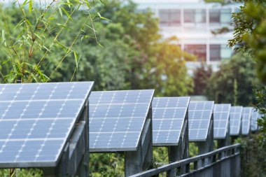 Kentsel manzaralı ekolojik enerji yenilenebilir güneş paneli santrali