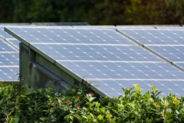 Kentsel manzaralı ekolojik enerji yenilenebilir güneş paneli santrali