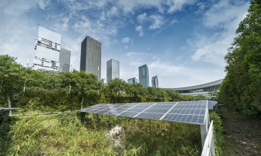 Kentsel manzaralı ekolojik enerji yenilenebilir güneş paneli santrali