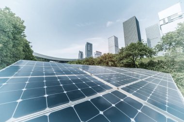 Kentsel manzaralı ekolojik enerji yenilenebilir güneş paneli santrali