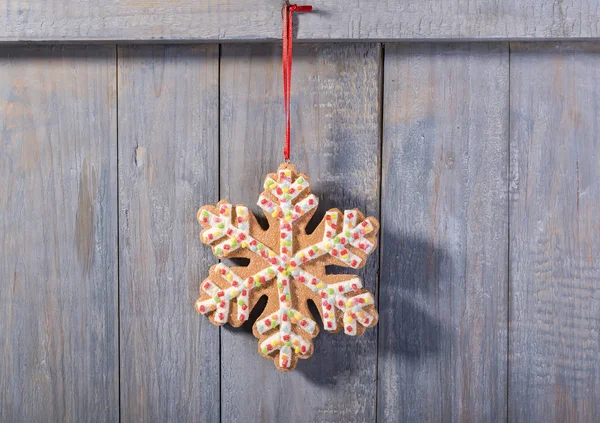 ジンジャーブレッドスノーフレークは 木製の背景にぶら下がってクリスマスのためのクッキー — ストック写真