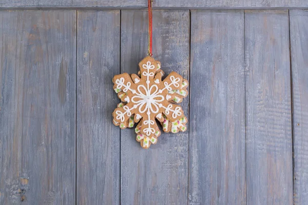 Gingerbread Płatki Śniegu Ciasteczka Boże Narodzenie Wiszące Drewnianym Tle — Zdjęcie stockowe