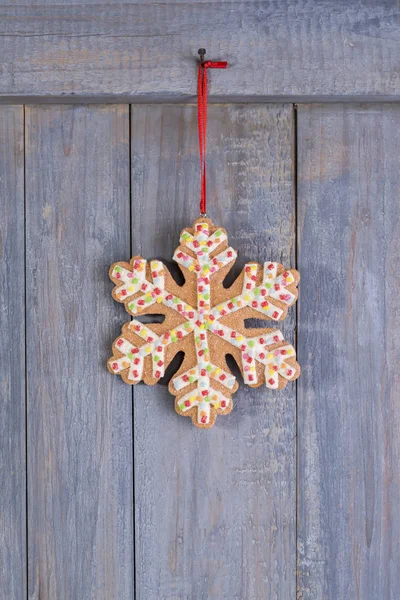 Galletas Copos Nieve Jengibre Para Navidad Colgando Sobre Fondo Madera —  Fotos de Stock