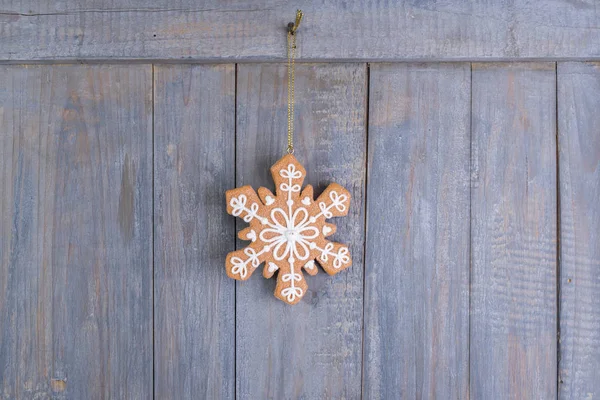 Gingerbread Płatki Śniegu Ciasteczka Boże Narodzenie Wiszące Drewnianym Tle — Zdjęcie stockowe