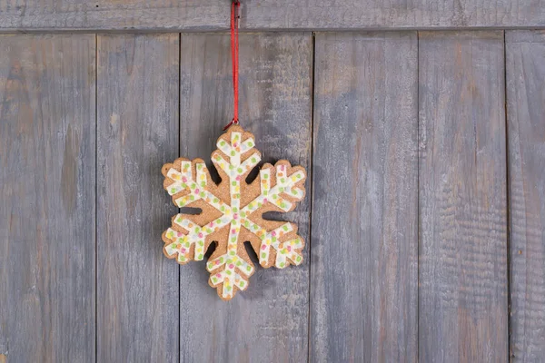 Lebkuchen Schneeflocken Plätzchen Für Weihnachten Hängen Auf Holz Hintergrund — Stockfoto