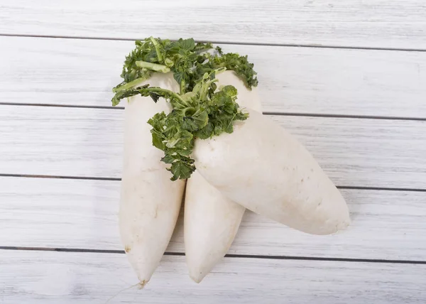 Daikon Rädisor Vit Trä Bakgrund — Stockfoto