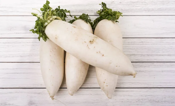 Daikon Radijs Witte Houten Achtergrond — Stockfoto