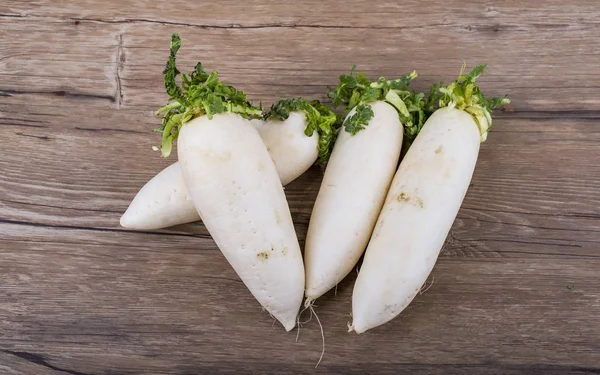 Rábano Daikon Sobre Fondo Madera — Foto de Stock