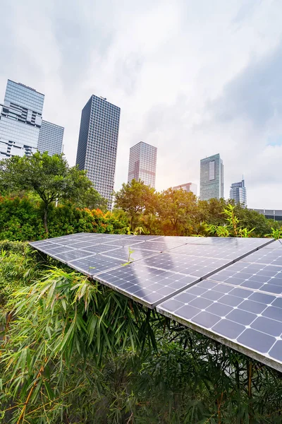 Planta Paneles Solares Renovables Energía Ecológica Con Monumentos Paisajísticos Urbanos —  Fotos de Stock