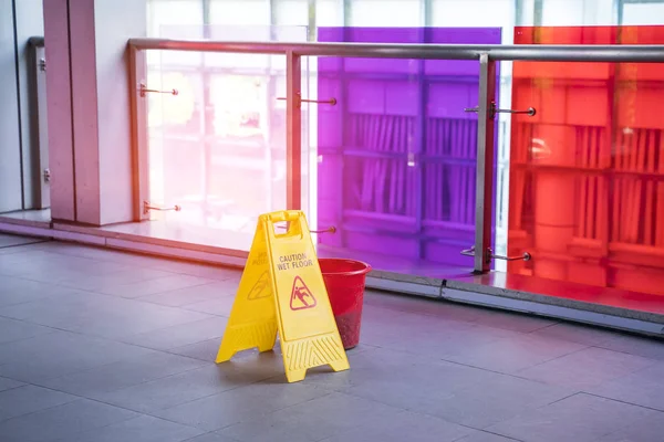 Amarelo Cuidado Piso Molhado Sinal Chão Molhado Com Balde Vermelho — Fotografia de Stock