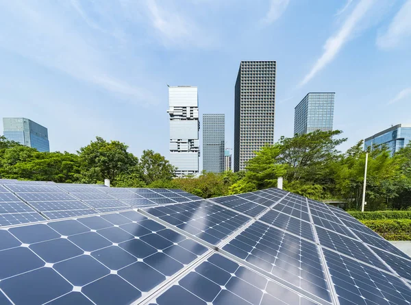 生態エネルギー都市景観ランドマークと再生可能エネルギーパネルプラント — ストック写真