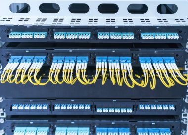 Fiber optik kablo iletişim dağıtım noktasına bağlanıyor