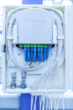 Fiber optik kablo iletişim dağıtım noktasına bağlanıyor