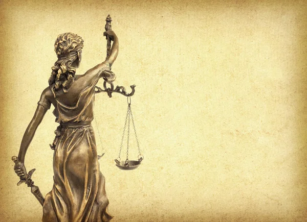 古い用紙の背景 法律概念の正義の女神像 — ストック写真