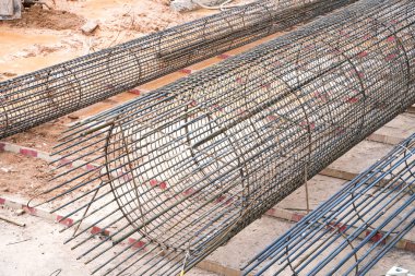 Şantiyede direk yapımı için takviye demir kafesleri