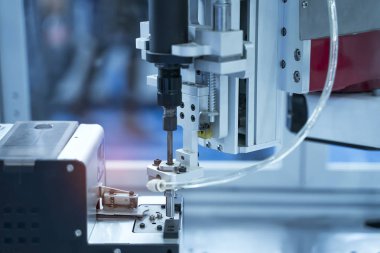 Robotik ve otomasyon sistem denetim uygulamasında robot kol otomatikleştirmek