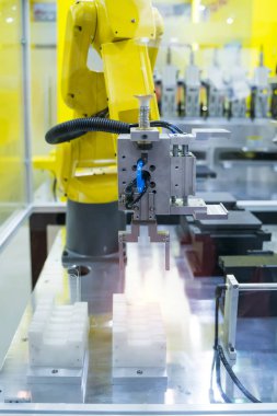 Robotik ve otomasyon sistem denetim uygulamasında robot kol otomatikleştirmek