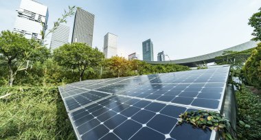 Kentsel manzaralı ekolojik enerji yenilenebilir güneş paneli santrali