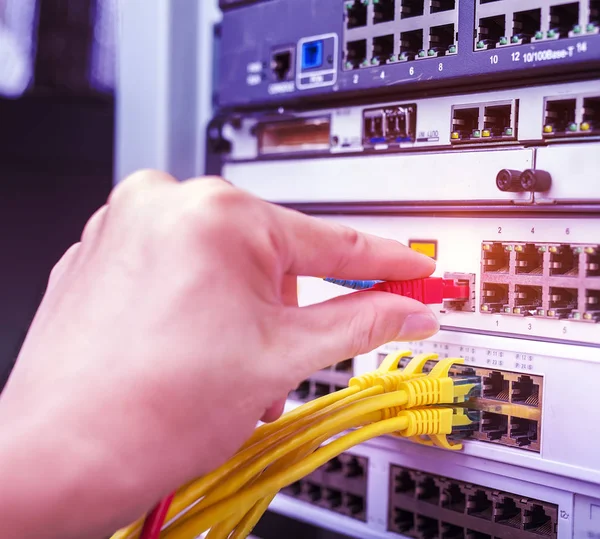 Mano Con Cables Red Conectados Servidores Centro Datos —  Fotos de Stock