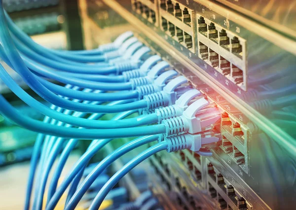 网络核心交换机上的网络电缆连接关闭 — 图库照片