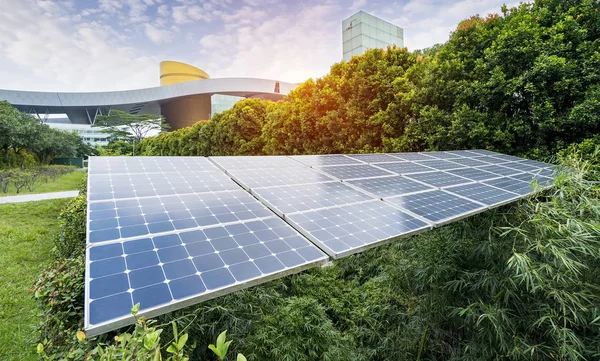 Kentsel manzaralı ekolojik enerji yenilenebilir güneş paneli santrali