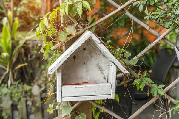 çit üzerinde Mailbox ev şekli
