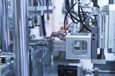 Robotik ve otomasyon sistem denetim uygulamasında robot kol otomatikleştirmek