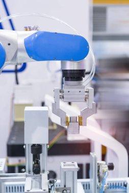 Robotik ve otomasyon sistem denetim uygulamasında robot kol otomatikleştirmek