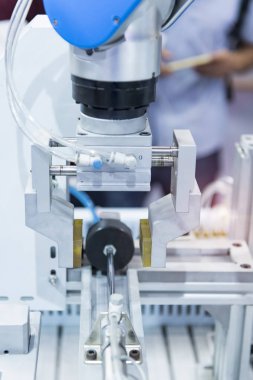 Robotik ve otomasyon sistem denetim uygulamasında robot kol otomatikleştirmek