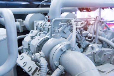 büyük bir dizel motor silindir bloğu