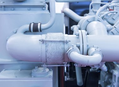 büyük bir dizel motor silindir bloğu