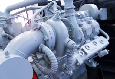 büyük bir dizel motor silindir bloğu