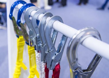 bir kordon üzerinde farklı kancalar