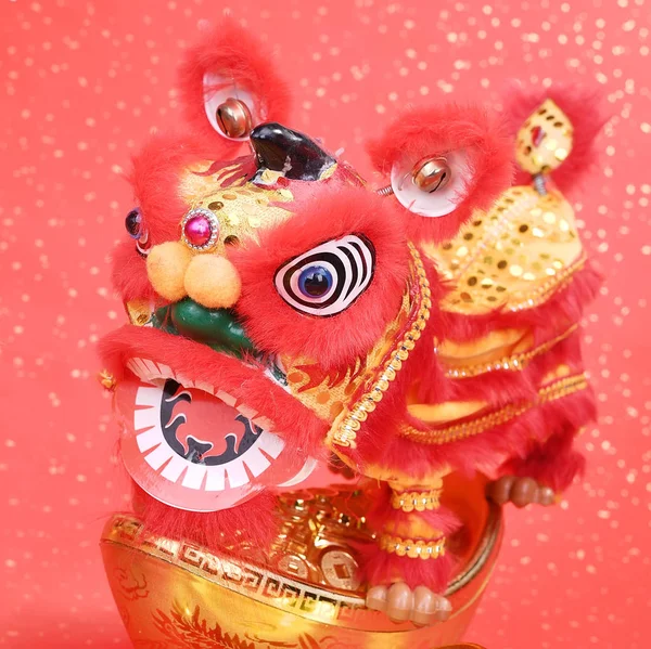 Chinesischer Traditioneller Tanzender Löwe Mit Goldbarren Chinesische Kalligrafie Übersetzung Segen — Stockfoto