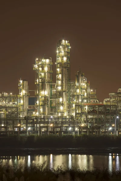 Industriële Raffinaderij Met Industriële Ketel Nachts — Stockfoto
