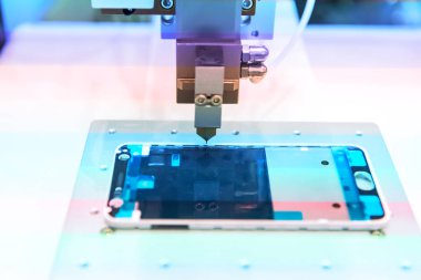 robotik makine ölçmek alüminyum cep telefonu parçası .